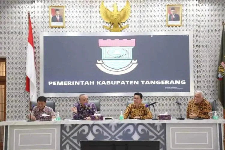 PEMAPARAN: Bupati Tangerang Ahmed Zaki Iskandar saat memaparkan program pembangunan Kabupaten Tangerang kepada para mahasiswa dan dosen UNP di Pendopo Bupati, Jalan Kisamaun, Kota Tangerang, Kamis (11/5). (ALFIAN HERIANTO/SATELIT NEWS)