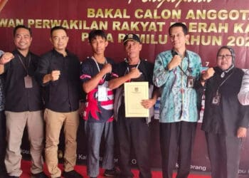 PKN Kabupaten Serang, daftarkan Bacaleg ke KPU setempat, Minggu (14/5/2023). (SIDIK/SATELITNEWS.COM)