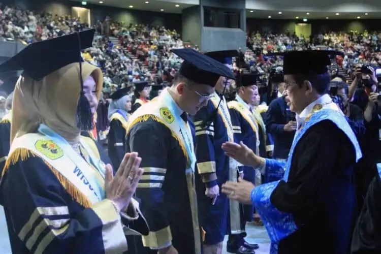 Andika Hazrumy dinobatkan sebagai Doktor Ilmu Sosial, lulusan terbaik di UNPAS. (ISTIMEWA)