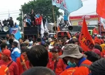 Ratusan buruh menggelar Unjuk Rasa, menolak PHK massal. (ISTIMEWA)