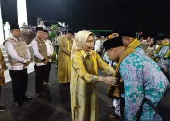 Bupati Serang Ratu Tatu Chasanah, melepas jemaah Calhaj, Senin (29/5/2023) dini hari. (ISTIMEWA)
