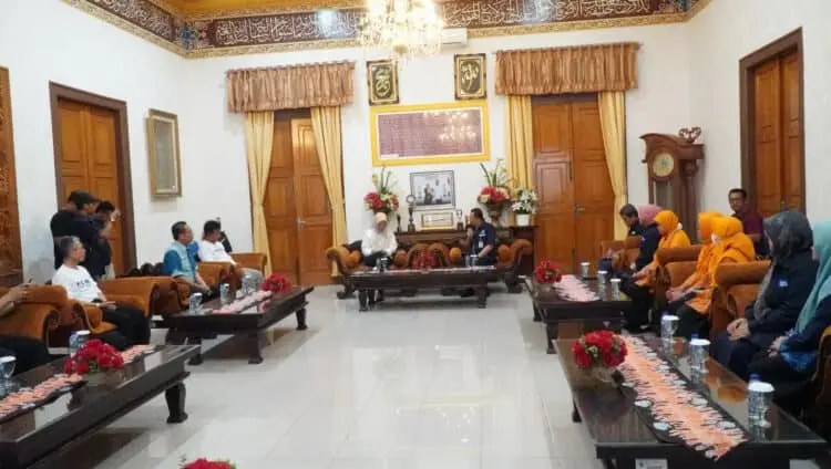 KUNJUNGAN - Kepala BPMP Kemendikbudristek Perwakilan Provinsi Banten, Afrizal Sihotang, bertemu Bupati Pandeglang, Irna Narulita, Selasa (30/5). (ISTIMEWA)