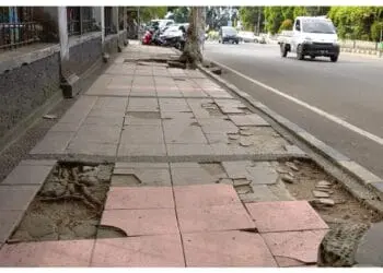 Trotoar Sekitar Alun - alun Pandeglang Rusak dan Membahayakan Pejalan Kaki