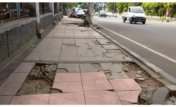 Trotoar Sekitar Alun - alun Pandeglang Rusak dan Membahayakan Pejalan Kaki