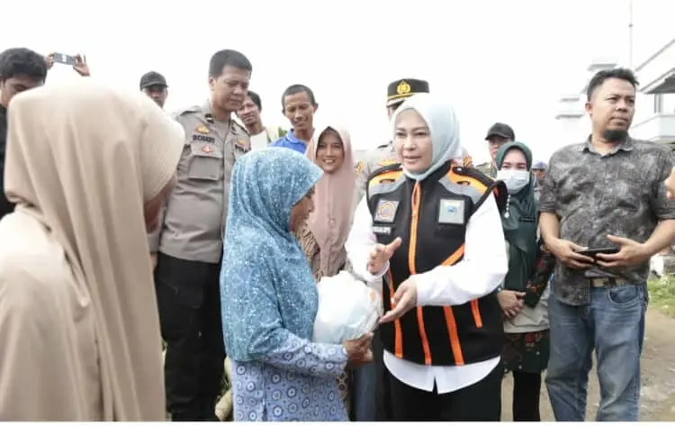 Pastikan Keadaan Warganya Pasca Gempa, Bupati Irna Sambangi Kecamatan Sumur