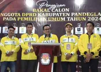 Ketua dan jajaran pengurus DPD Partai Golkar Kabupaten Pandeglang, sampaikan konferensi pers, Minggu (14/5/2023). (MARDIANA/SATELITNEWS.COM)