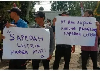 Sejumlah masa aksi, mayoritas para Ketua RT/RW, berunjukrasa mendukung rencana pengadaan sepeda listrik, beberapa waktu lalu. (DOKUMEN/SATELITNEWS.COM)