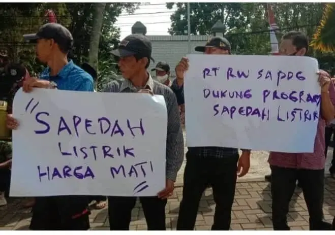 Sejumlah masa aksi, mayoritas para Ketua RT/RW, berunjukrasa mendukung rencana pengadaan sepeda listrik, beberapa waktu lalu. (DOKUMEN/SATELITNEWS.COM)