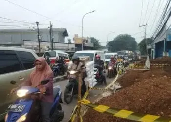 Galian Pipa Milik Perumdam TKR Sebabkan Macet Panjang di Sangiang Kota Tangerang