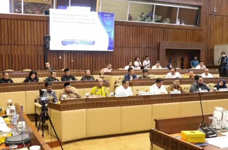 RDP:  Ketua KPU Hasyim Asy’ari beserta jajaran saat menghadiri Rapat Dengar Pendapat (RDP) bersama Komisi II DPR, Kementerian Dalam Negeri (Kemendagri), Badan Pengawas Pemilu (Bawaslu) serta Dewan Kehormatan Penyelenggara Pemilu (DKPP), Rabu (17/5/2023). (DOK KPU RI)