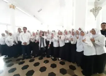 PENGANGKATAN PPPK: Ratusan nakes yang terima SK pengangkatan ASN PPPK berfoto barengan dengan Bupati Lebak, Iti Octavia Jayabaya di pendopo Pemkab Lebak, Rabu (17/05/2023). MULYANA/SATELIT NEWS