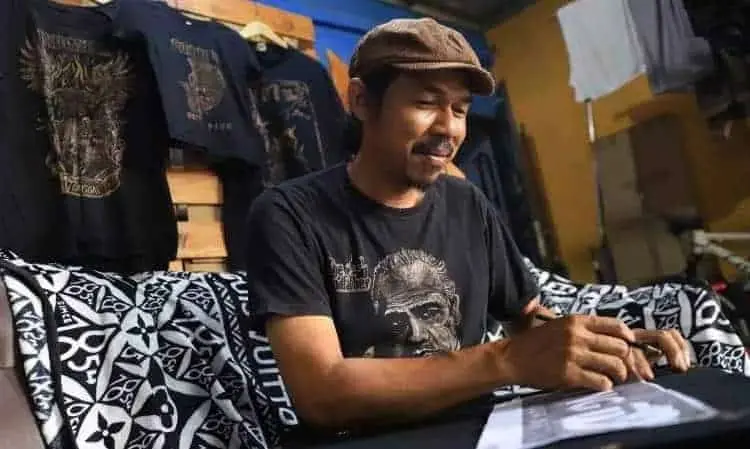 Pria Asal Pinang Ini Dapat Inspirasi Melukis Kaos dari Cairan Pemutih Usai “Kecelakaan” Saat Mencuci