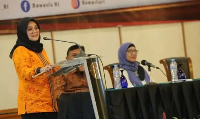 PEMBUKAAN DISKUSI: Anggota Bawaslu Lolly Suhenty (kiri) memberikan arahan dalam melakukan perubahan, saat membuka kegiatan Diskusi Kelompok Terpumpun bertema “Pencegahan dan Partisipasi Masyarakat Tahap Pemukhtahiran Data Pemilih dan Penyusunan Daftar Pemilih” yang berlangsung di Jakarta, Rabu (3/5/2023) malam. (ISTIMEWA)