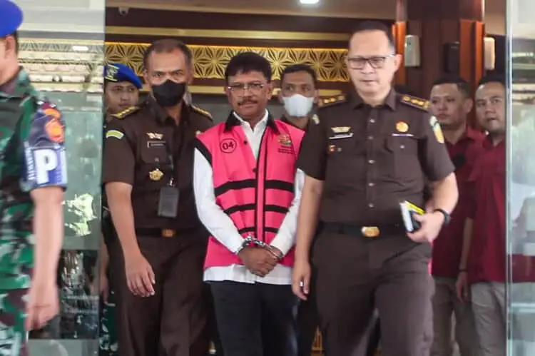 ROMPI PINK: Tersangka kasus dugaan korupsi proyek BTS. Johnny G Plate mengenakan rompi pink keluar dari Gedung Bundar, Kejaksaan Agung RI, Jakarta, Rabu (17/5/2023). Kejaksaan Agung (Kejagung) menetapkan Menteri Komunikasi dan Informatika Johnny G Plate sebagai tersangka kasus dugaan korupsi proyek BTS. (SALMAN TOYIBI/JAWA POS)