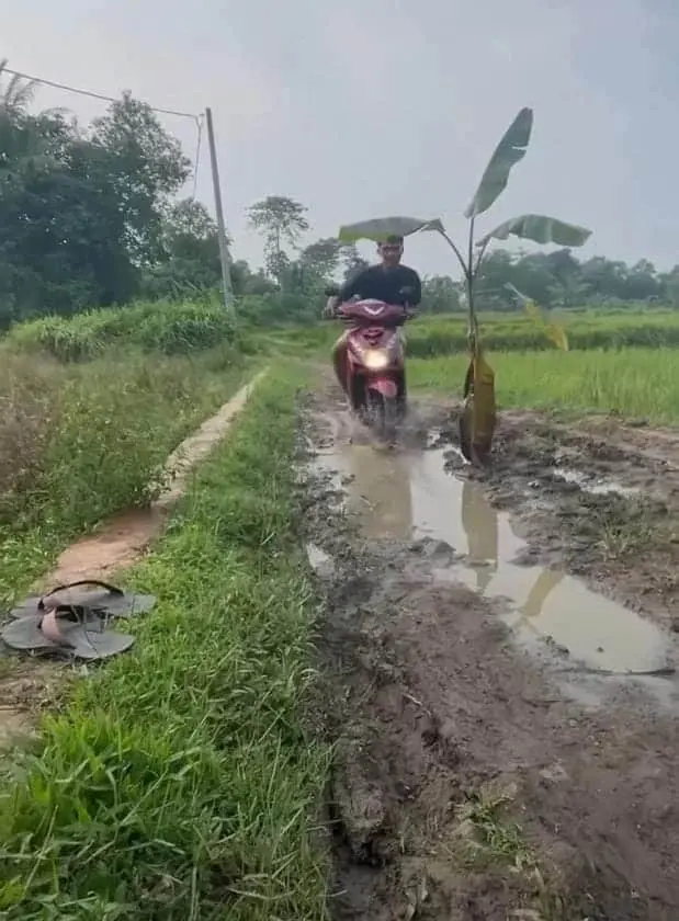 Jalan Rusak di Desa Cikuya Viral di Medsos