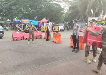 PENGAMANAN: Personil gabungan Polri/TNI, Satpol PP dan Dishub Kabupaten Tangerang terlihat sedang melakukan pengawalan jalannya haul akbar di Ponpes Al-Istiqlaliyyah, Kampung Cilongok, Desa Pasar Kemis, Kecamatan Pasar Kemis. (ISTIMEWA)