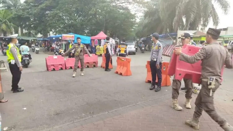 PENGAMANAN: Personil gabungan Polri/TNI, Satpol PP dan Dishub Kabupaten Tangerang terlihat sedang melakukan pengawalan jalannya haul akbar di Ponpes Al-Istiqlaliyyah, Kampung Cilongok, Desa Pasar Kemis, Kecamatan Pasar Kemis. (ISTIMEWA)