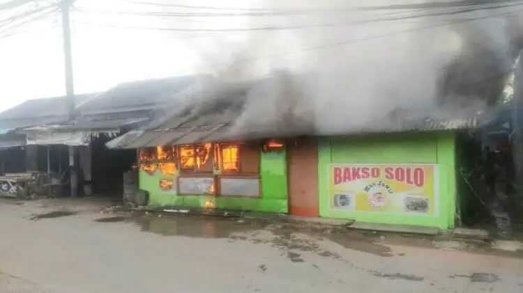 KEBAKARAN: Kobaran api terlihat menyelimuti warung bakso Pak Jawir milik Kardi di Kampung Pabuaran, RT 04/RW02, Desa Dukuh, Kecamatan Cikupa. (ISTIMEWA)