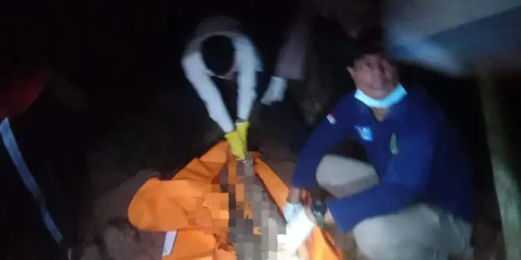 EVAKUASI: Petugas Kepolisian Resort Kota Tangerang terlihat sedang mengevakuasi jenazah tanpa identitas di Kampung Ranca Gede, Desa Munjul, Kecamatan Solear. (ISTIMEWA)