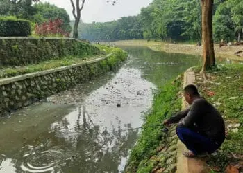 SAMPAH: Terlihat tumpukan sampah mengambang di Danau Hutan Kota Pusat Pemerintahan Kabupaten Tangerang, Selasa (7/5). (ALFIAN HERIANTO/SATELIT NEWS)