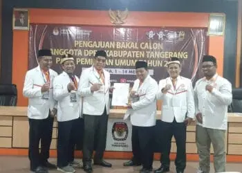 MENDAFTARKAN: DPD PKS Kabupaten Tangerang resmi telah mendaftarkan Bacalegnya di KPU Kabupaten Tangerang, Rabu (10/5). Tampak Ketua DPD PKS Kabupaten Tangerang, Rispanel Arya menyerahkan dokumen kepada Ketua KPU Kabupaten Tangerang, Ali Zaenal Abidin. (ALFIAN HERIANTO)