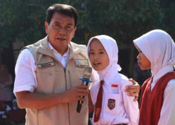 BERI PERTANYAAN: Sekretaris Daerah Kabupaten Tangerang, Moch. Maesyal Rasyid terlihat sedang memberikan beberapa pertanyaan kepada lima anak-anak SD, dalam acara Festival Lomba Seni dan Baca Tulis Al-Qur'an, di SDN Gudang Desa Pasir Nangka, Kecamatan Tigaraksa, Sabtu (13/5). (ALFIAN HERIANTO/SATELIT NEWS)