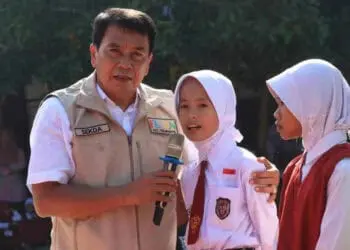 BERI PERTANYAAN: Sekretaris Daerah Kabupaten Tangerang, Moch. Maesyal Rasyid terlihat sedang memberikan beberapa pertanyaan kepada lima anak-anak SD, dalam acara Festival Lomba Seni dan Baca Tulis Al-Qur'an, di SDN Gudang Desa Pasir Nangka, Kecamatan Tigaraksa, Sabtu (13/5). (ALFIAN HERIANTO/SATELIT NEWS)