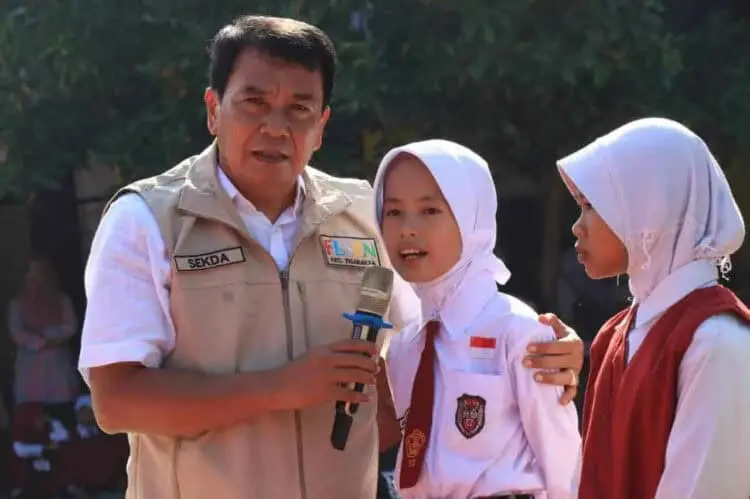 BERI PERTANYAAN: Sekretaris Daerah Kabupaten Tangerang, Moch. Maesyal Rasyid terlihat sedang memberikan beberapa pertanyaan kepada lima anak-anak SD, dalam acara Festival Lomba Seni dan Baca Tulis Al-Qur'an, di SDN Gudang Desa Pasir Nangka, Kecamatan Tigaraksa, Sabtu (13/5). (ALFIAN HERIANTO/SATELIT NEWS)