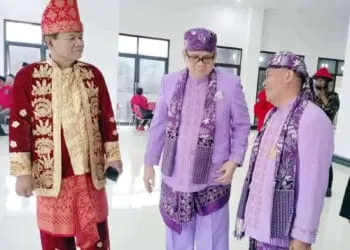 BERBINCANG: Dua caleg mantan pejabat Pemerintah Kabupaten Tangerang yakni Uyung Mulyardi dan Taufik Emil sedang asik bencengkrama, di Gedung DPC PDIP Kabupaten Tangerang. (DOK/SATELIT NEWS)
