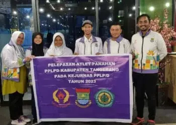 PELEPASAN ATLET: Ketua Umum Persatuan Panahan Indonesia (PERPANI) Kabupaten Tangerang, Sapri saat melepas keberangkatan dua atlet panahan dan dua pelatih yang akan mendampingi selama ajang Kejurnas PPLP/PPLPD dan SKO tahun 2023 di Bandara Soekarno Hatta, Jumat (19/5/2023). (ISTIMEWA)