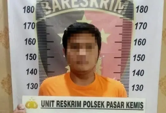 Pelaku penganiayaan berinisial AB (23) terlihat telah diamankan oleh pihak Kepolisian Sektor Pasar Kemis. (ISTIMEWA)