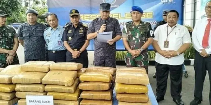 Cuti Lebaran Sambil Bawa 52 Kg Ganja, Oknum TNI Ditangkap di Kelapa Dua