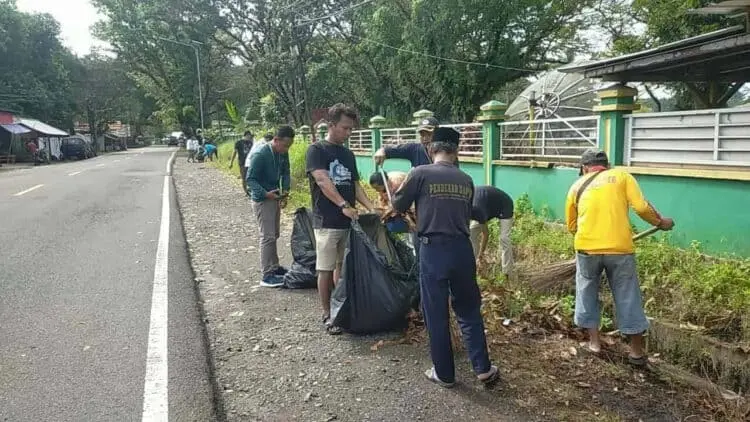 Wujudkan Carita Bersih, KPPC dan Masyarakat Lakukan Bersih - Bersih Kawasan Wisata Pantai