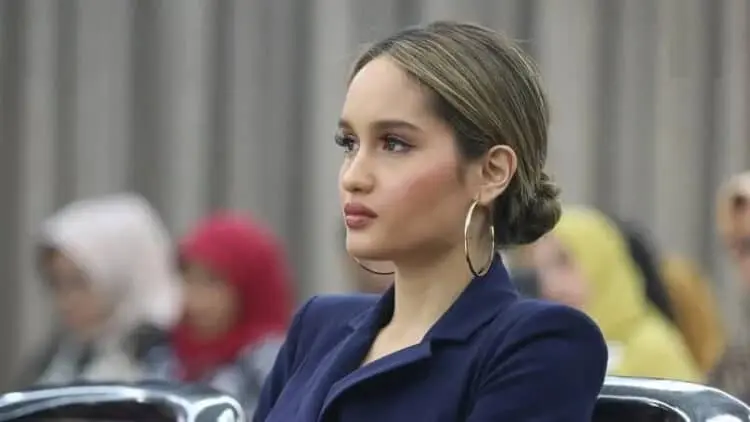 Cinta Laura Mengajak Perempuan Percaya Diri dan Lebih Berani Bicara
