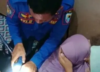 Damkar Lebak Lepaskan Cincin dari Jari Lansia
