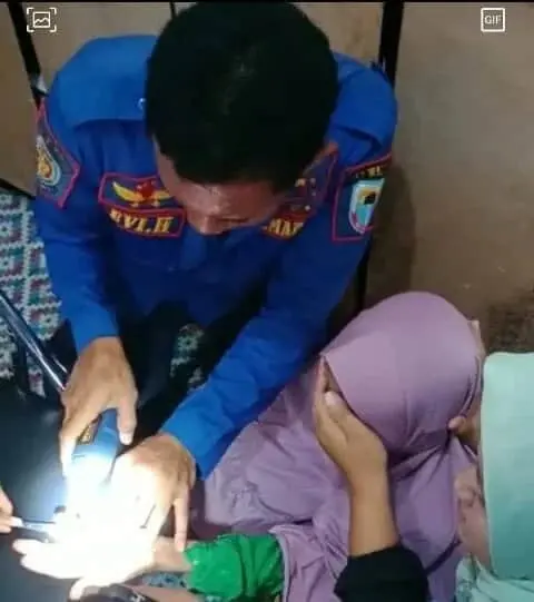 Damkar Lebak Lepaskan Cincin dari Jari Lansia