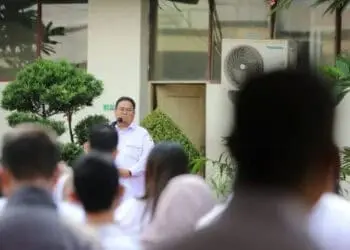 SAMBUTAN: Ketua Bawaslu Rahmat Bagja saat memberikan sambutan dalam apel perdana pascalebaran di lapangan kantor Bawaslu, Jakarta, Rabu (3/5/2023). (ISTIMEWA)