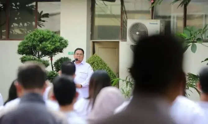 SAMBUTAN: Ketua Bawaslu Rahmat Bagja saat memberikan sambutan dalam apel perdana pascalebaran di lapangan kantor Bawaslu, Jakarta, Rabu (3/5/2023). (ISTIMEWA)