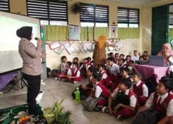 Edukasi Bahaya Kenakalan Remaja dan Narkoba Sejak Dini, Polisi Datangi SD