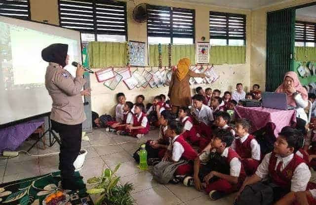 Edukasi Bahaya Kenakalan Remaja dan Narkoba Sejak Dini, Polisi Datangi SD
