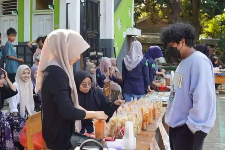 BAZAR–Sejumlah mahasiswa yang tergabung dalam Organisasi Himpunan Mahasiswa Ilmu Komunikasi (HIMAKOM) Universitas Mathla’ul Anwar (UNMA) Banten, menggelar Bazar di lapangan Fakultas Hukum Sosial UNMA Malingping, Kecamatan Malingping Kabupaten Lebak, Minggu (4/6/2023). (ISTIMEWA)
