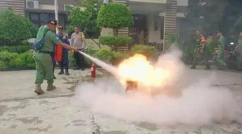 Lurah Cisauk Farly Berikan Bantuan 6 APAR ke 6 RW Lurah Cisauk Farly Berikan Bantuan 6 APAR ke 6 RW