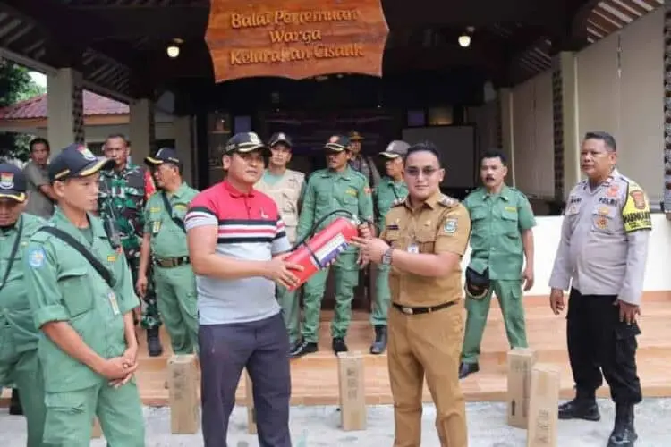 Lurah Cisauk Farly Berikan Bantuan 6 APAR ke 6 RW