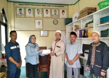 PENYERAHAN DANA CSR: Rinda Lestari, perwakilan manajemen Citiplaza Kutabumi saat menyerahkan dana CSR kepada Ketua Dewan Kemakmuran Masjid (DKM) Widodo dan Abdul Khodir, yang mewakili Masjid Al-Muhajirien. (ISTIMEWA)