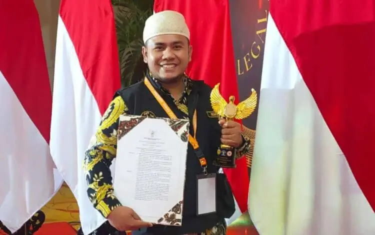 Kades Bandung Kabupaten Pandeglang Diganjar Penghargaan Oleh KemenkumHAM RI 