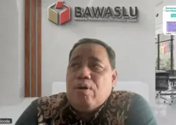 JADI NARASUMBER: Anggota Bawaslu Herwyn JH Malonda, saat menjadi narasumber seminar wisuda bertemaTantangan Penyelenggaraan Pemilu 2024 yang diselenggarakan Akademi Pemilu dan Demokrasi (APD) secara daring, Minggu (4/5/2023). (DOK BAWASLU)