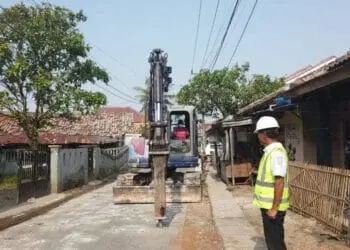 PEMBONGKARAN: Situasi pembongakaran jalan beton di Jalan Raya Cijeruk-Pasilian, Desa Cijeruk, Kecamatan Mekar Baru, Selasa (6/6). Terlihat sebuat alat berat sedang melubangi jalan beton yang akan dilakukan perbaikan. (ALFIAN HERIANTO)