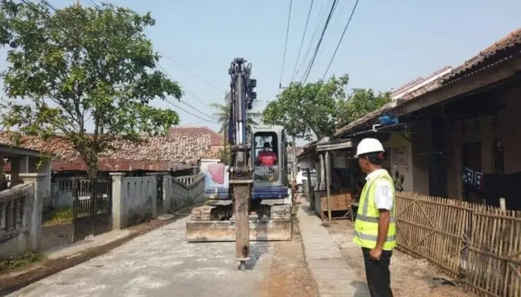 PEMBONGKARAN: Situasi pembongakaran jalan beton di Jalan Raya Cijeruk-Pasilian, Desa Cijeruk, Kecamatan Mekar Baru, Selasa (6/6). Terlihat sebuat alat berat sedang melubangi jalan beton yang akan dilakukan perbaikan. (ALFIAN HERIANTO)