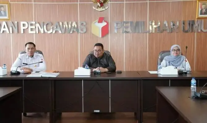 PEMAPARAN: Ketua Bawaslu Rahmat Bagja (tengah) saat menerima Tim seleksi (timsel) calon anggota Bawaslu di lima provinsi, di Jakarta, Rabu (7/6/2023). (DOK BAWASLU)