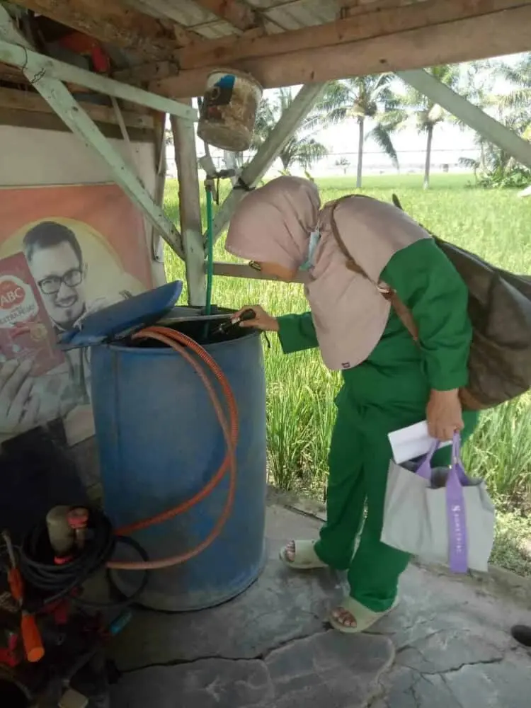Petugas Kesehatan Dinkes Kabupaten Serang, melakukan pemeriksaan jentik nyamuk di rumah warga, Rabu (7/6/2023). (SIDIK/SATELITNEWS.COM)